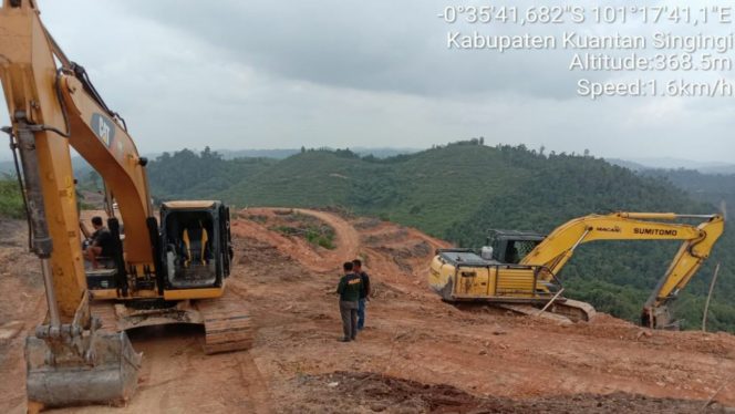 
 Teks foto : 2 Unit Alat Berat berhasil diamankan DLHK Provinsi Riau.
