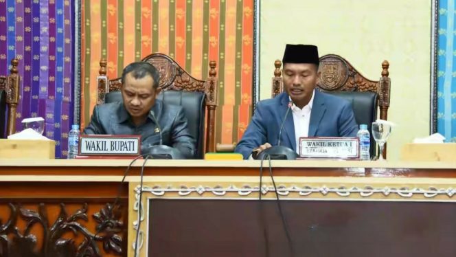 
 Teks foto : Wakil Bupati Bengkalis, Bagus Santoso (kiri) dan Wakil Ketua DPRD Bengkalis, Syahrial, ST saat rapat paripurna DPRD Bengkalis, Selasa (26/07/2022).