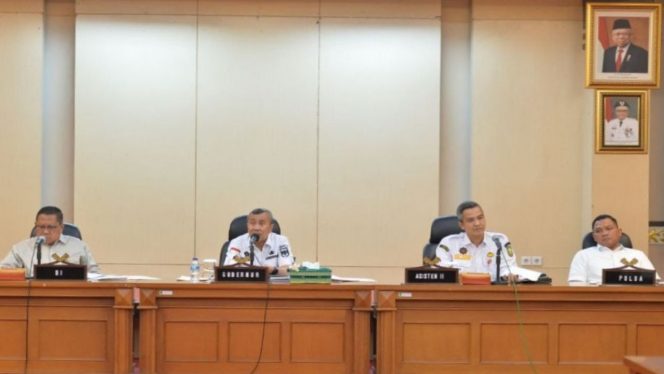 
 Teks foto : Gubernur Riau (Gubri) Syamsuar (dua dari kiri) saat rapat pengendalian inflasi bersama TPID Riau di Ruang Rapat Melati Kantor Gubernur Riau,