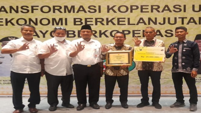 
 📷  Dinas Koperasi Kabupaten Bengkalis menerima penghargaan untuk Koperasi Pondok Pesantren Modern Nurul Hidayah Bantan.