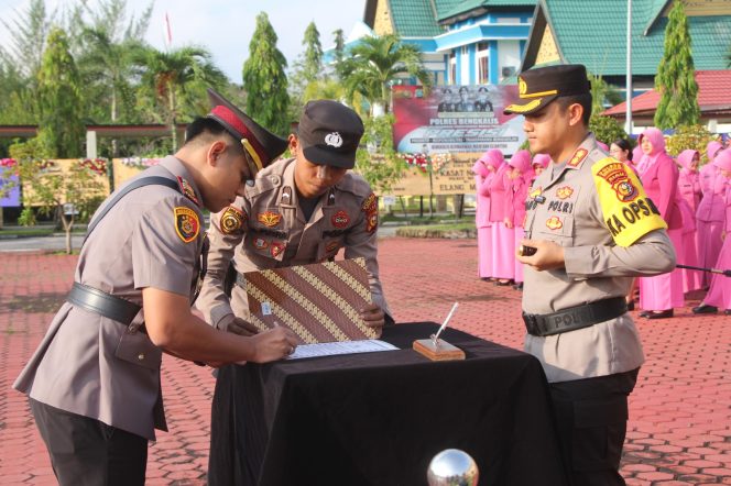 
 ? Kapolres Bengkalis, AKBP Setyo Bimo Anggoro, S.H,.S.I.K,.M.H menyaksikan penandatanganan pakta integritas personil yang di sertijab.