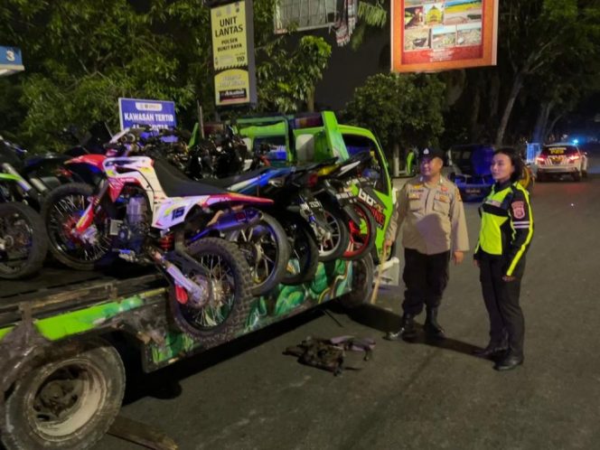 
 ? Tim Satlantas Polresta Pekanbaru saat melaksanakan kegiatan Blue Light Patrol.