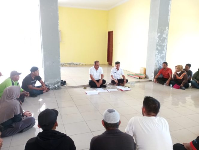 
 Edi Sakura Perintahkan Petugas Lapangan Lakukan Gotong Royong Dibeberapa Lokasi Aset Disparbudpora