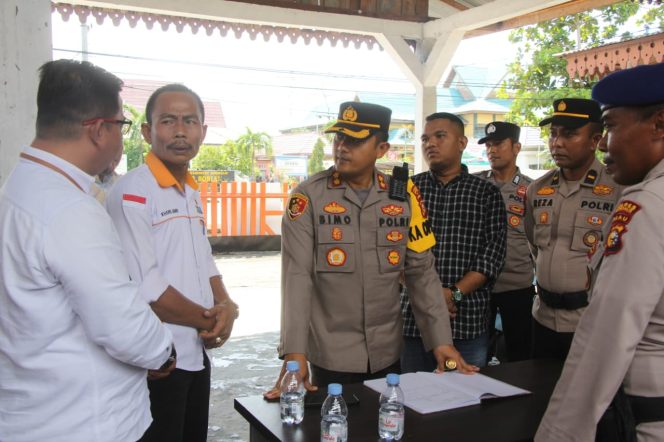 
 ? Kapolres Bengkalis AKBP Setyo Bimo Anggoro saat inspeksi ke Bawaslu, Senin (6/11/2023) pagi.