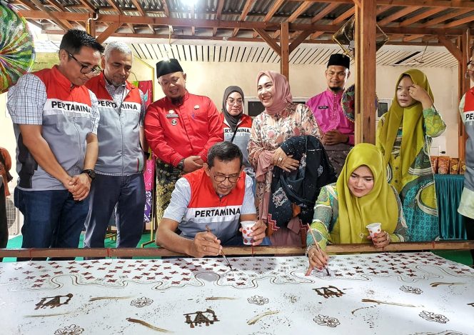 
 ? Jajaran Komisaris SHU bersama Manajemen PHR WK Rokan saat membatik bersama para ibu-ibu PKK Mandau. Program ini merupakan bentuk dukungan PHR WK Rokan untuk pemberdayaan dan kemandirian masyarakat.
