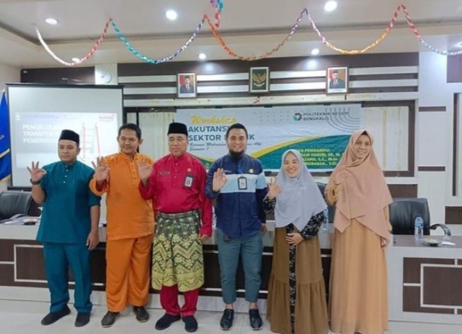 
 Plt.DPMD H.Ismail bersama Dosen Politeknik Husnimubarok, kabid Pemerintahan Desa Renaldi serta Dosen politeknik lainnya