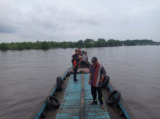 
 Tim rescue BPBD saat melakukan pencarian anak tenggelam