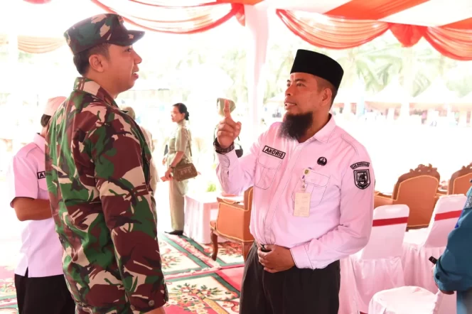 
 ? Bupati Bengkalis diwakili Pelaksana Harian Sekretaris Daerah Kabupaten Bengkalis, Andris Wasono (baju putih) saat menghadiri  upacara penutupan TMMD ke-119 di Siak.