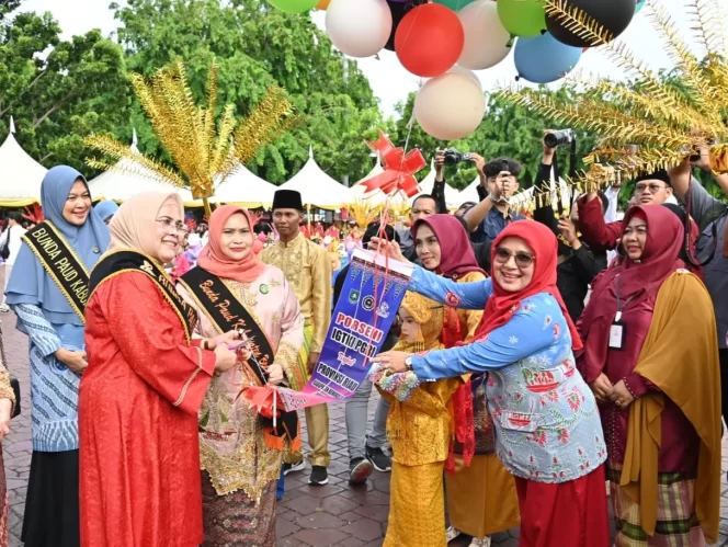 
 ?  Pelepasan Balon oleh Bunda Paud Provinsi Riau didampingi Bupati Kasmarni dan Ketua IGTKI-PGRI Prov. Riau.