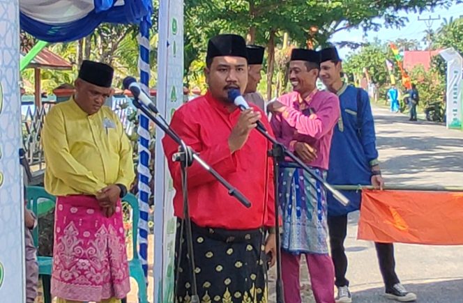 
 ? Penjabat (Pj) Kepala Desa Simpang Ayam, Yulfi Yendri, S.T, M.URP saat melepas peserta pawai taaruf Musabaqoh Tilawatil Quran (MTQ) ke-VIII tingkat Desa Simpang Ayam.