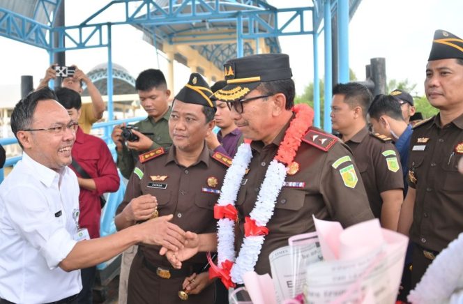 
 ? Sekretaris Daerah (Sekda) dr. Ersan Saputra didampingi Kepala Kejaksaan Negeri Bengkalis Zainur Arifinsyah sambut kedatangan Kepala Kejaksaan Tinggi (Kajati) Riau, Akmal Abas dan rombongan di Pelabuhan Bandar Sri Laksamana (BSL) Bengkalis.
