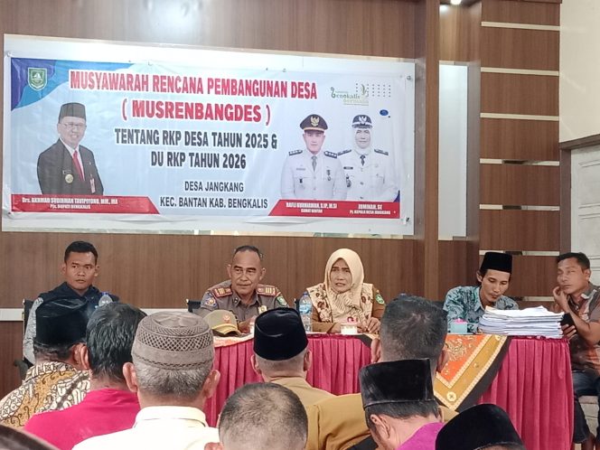 
 Pj. Kepala Desa, Juminah, SE, bersama Wakil Ketua BPD M. Solihin serta utusan Kantor Camat di acara Musrenbang desa