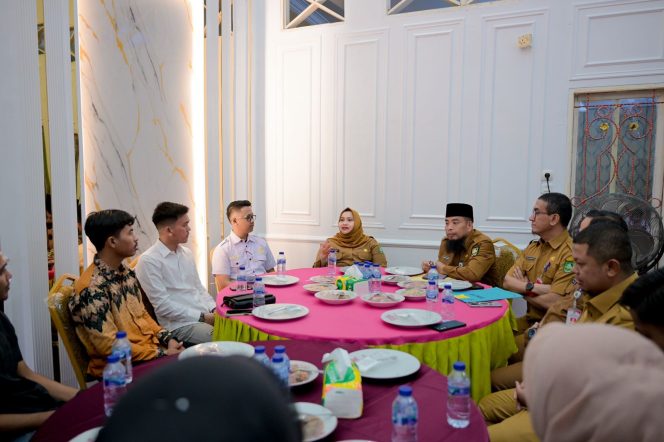 
 Bupati Bengkalis Kasmarni saat menerima kunjungan mahasiswa membahas bea siswa 