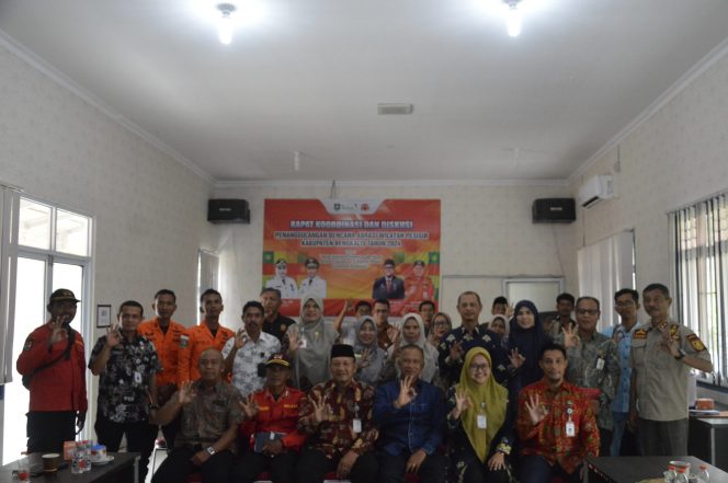 
 Kalaksa BPBD Kab.Bengkalis Drs.Sufandi (tengah) bersama sejumlah OPD di acara diskusi bersama 