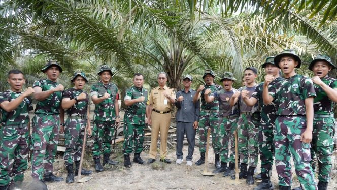 
 📸 Anggota Komisi I Suyanto Saat Menghadiri Kegiatan Kunjungan kerja Tim Pengawasan dan Evaluasi (Wasev) Tentara Manunggal Membangun Desa (TMMD) ke-124 dari Markas Besar TNI ke wilayah Kodim 0303/Bengkalis.