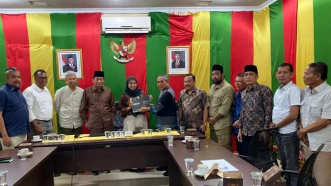 
 📸 Manajemen PHR dan Rombongan mendatangi Balai Adat Melayu Riau di Jalan Diponegoro, Pekanbaru, Kamis (11/12/2025 ) sore.