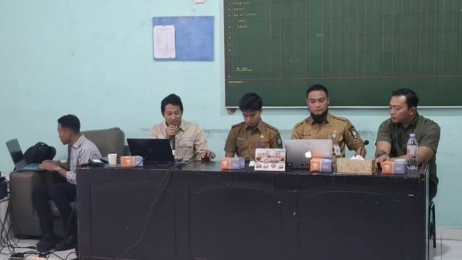 
 📸 Mewakili Plt. Kepala Dinas PMD, Drs. H. Ismail, MP, Plt. Sekretaris Rinaldi Eka Wahyu, SE., MM pimpin rapat kerja pembahasan Perbup Batas Desa, Selasa, 9 Desember 2025.