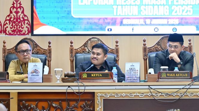 
 📸 Sekda Bengkalis dr. Ersan Saputra (kiri) menghadiri Rapat Paripurna DPRD dengan agenda penyampaian hasil reses, Senin (19/1/2026).