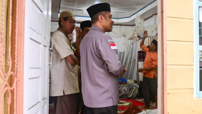 
 📸 Wakil Bupati Bengkalis Dr. Bagus Santoso melayat keluarga almarhum Azhar bin Arsyad di Desa Pangkalan Batang.