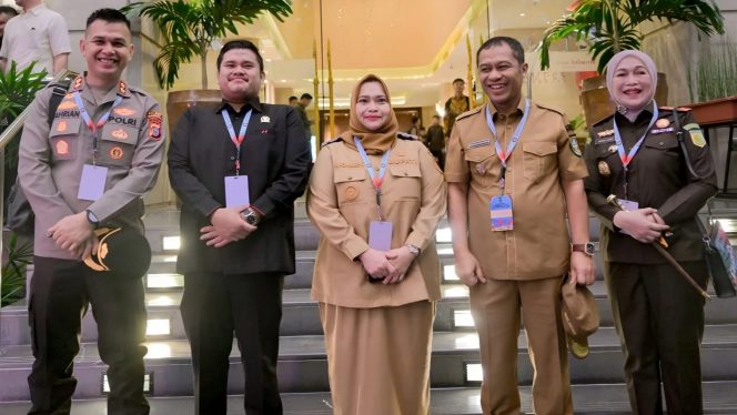 
 📸 Bupati Bengkalis Kasmarni bersama para pejabat daerah mengikuti paparan Presiden Prabowo mengenai hilirisasi dan agenda lingkungan di SICC Sentul.