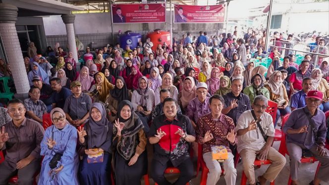 
 📸 Ketua DPRD Bengkalis, Septian Nugraha foto bersama dalam kegiatan reses di Jalan Karanganyar, 11 Februari 2026.