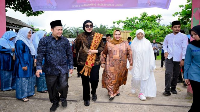 
 📸 Bupati Bengkalis Kasmarni bersama anggota DPR RI Dewi Juliani saat acara penyerahan bantuan sembako kepada masyarakat di Kecamatan Pinggir, Bengkalis.