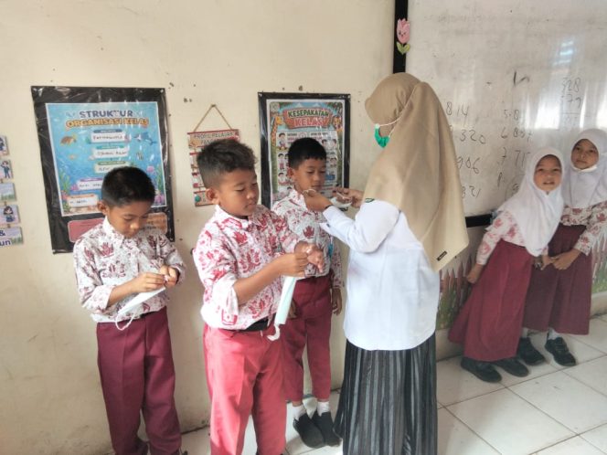 
 📸 Mitra SPPG Sungai Alam membagikan masker kepada siswa sekolah penerima manfaat MBG di Bengkalis, Rabu, 30 September 2026.