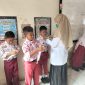 Siswa sekolah penerima MBG mendapat bantuan masker dari Mitra SPPG Sungai Alam