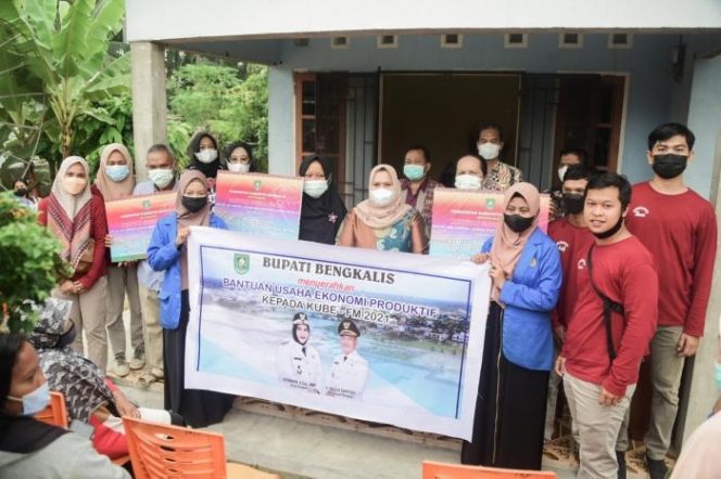 
 Dinsos Bengkalis, Lanjut Serahkan Bantuan UEP di Duri