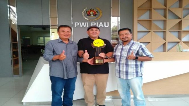 
 Piala Bergilir Domino Open Turnamen HIPMI Resmi Menghiasi PWI Riau