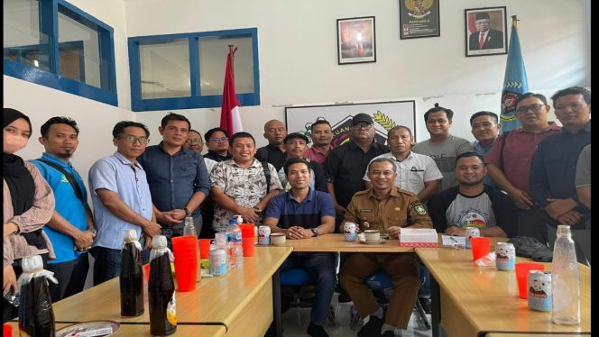 
 Teks foto : Pengurus Persatuan Wartawan Indonesia (PWI) Kabupaten Bengkalis foto bersama Wakil Bupati Bengkalis, H Bagus Santoso.
