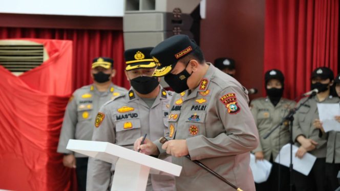 
 Teks foto : Kapolda Riau, Irien Pol Mohammad Iqbal saat memimpin sertijab , Jumat (15/07/2022) pagi.