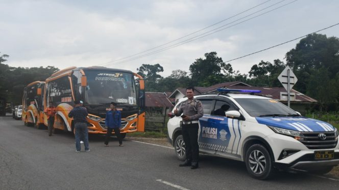 
 Teks foto : Bus yang akan memberangkatkan para kafilah MTQ Kabupaten Bengkalis ke Kabupaten Rokan Hilir.