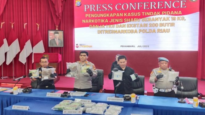 
 Teks foto : Kabid Humas Polda Riau, Kombes Sunarto saat menggelar konferensi pers bersama pihak Bea Cukai Riau dan Wadir Resnarkoba pada Kamis (27/07/2022).