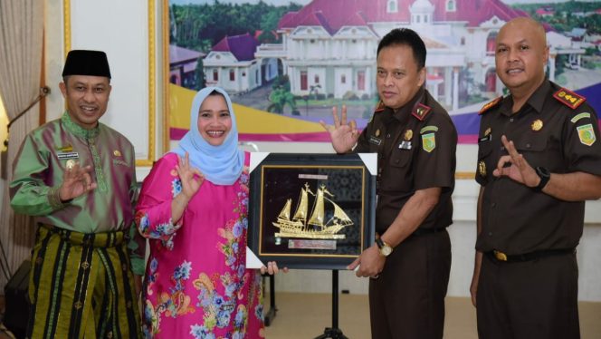 
 Teks foto : Bupati Bengkalis, Kasmarni didampingi Wakil Bupati H Bagus Santoso memberikan cinderamata kepada Kepala Kejaksaan Tinggi (Kajati) Riau, Jaja Subagja.