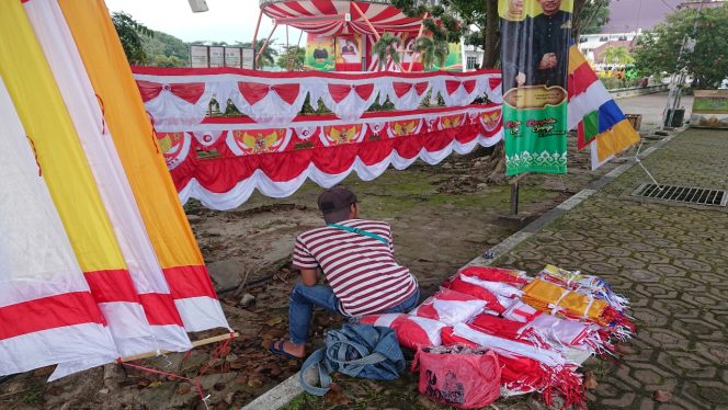 
 Teks foto : Penjual bendera musiman asal Garut, Jawa Barat.