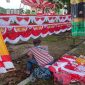 Teks foto : Penjual bendera musiman asal Garut, Jawa Barat.