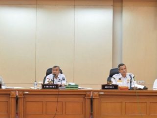 Teks foto : Gubernur Riau (Gubri) Syamsuar (dua dari kiri) saat rapat pengendalian inflasi bersama TPID Riau di Ruang Rapat Melati Kantor Gubernur Riau,