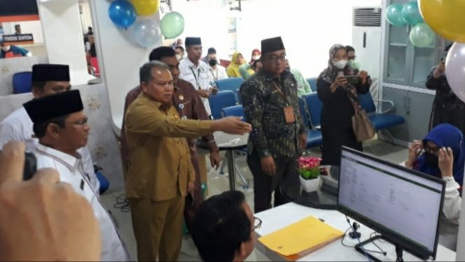 
 📷 Staf Ahli Ekonomi dan Pembangunan Mahyudin saat melanuching Bis Haji dan Umrah (Hijroh) Kemenag Pekanbaru, Selasa (20/9/2022).