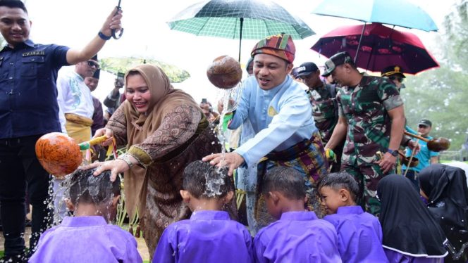 
 📷 Bupati Bengkalis Kasmarni didampingi Wakil Bupati Bengkalis H Bagus Santoso saat menggelar ritual mandi safar, Rabu (21/09/2022).
