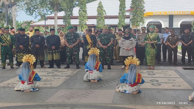 
 📷 Danrem 031/Wira Bima Brigjen TNI Parlindungan Hutagalung, S.A.P didampingi Bupati Kasmarni disambut dengan tari persembahan di Wisma Sri Mahkota.