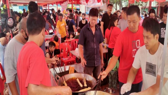 
 📷 Hari kedua kegiatan Bazar Kuliner yang ditaja pengurus Vihara Hok Ann Kiong, Kamis (26/01/2023). 
