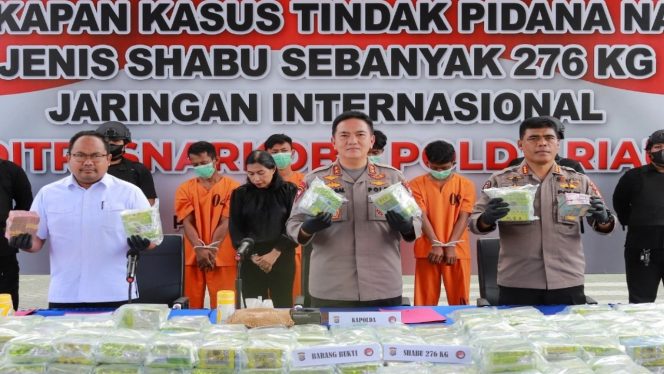 
 Konferensi pers pengungkapan kasus narkotika jenis sabu seberat 276 Kg oleh Kapolda Riau.