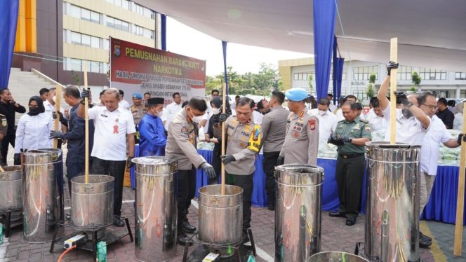 
 📷 Pemusnahan Narkoba jenis Sabu seberat 276 Kg di Mapolda Riau, Rabu, (15/02/2023) siang.