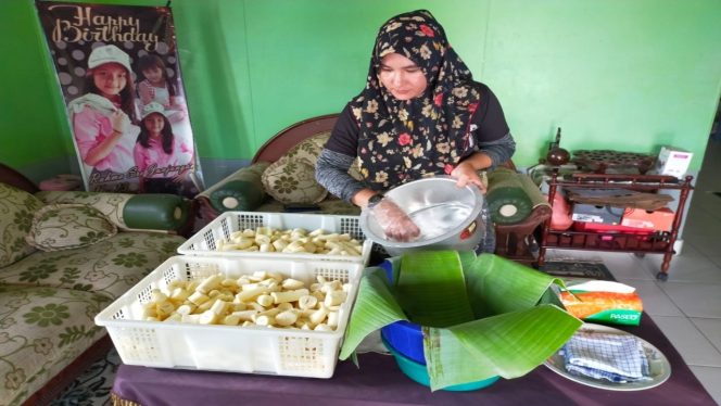 
 ? Ernita saat mengolah tapai ubi. 