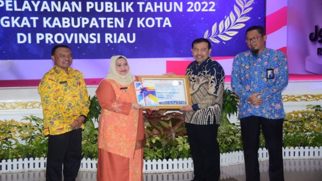 
 📷 Bupati Bengkalis, Kasmarni saat menerima penganugerahan predikat Kepatuhan Standar Pelayanan Publik (KSPP) tahun 2022 dari Ketua Ombudsman Republik Indonesia, Mokhammad Najih.