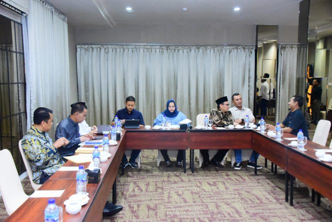 
 Bupati Kasmarni Bersama Ketua DPRD Khairul Umam serta Forkompinda rapat terkait Pelaksanaan Pilkades