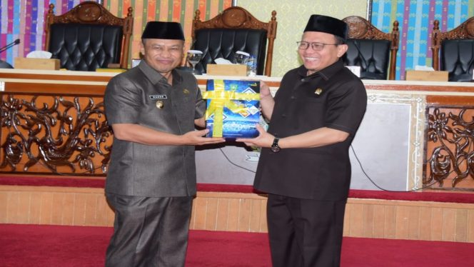 
 📷 Wabup H Bagus Santoso (kiri) saat menyerahkan Buku LKPJ kepada Ketua DPRD Kabupaten Bengkalis H. Khairul Umam (kanan)