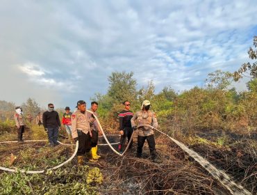 📷 Kapolres Bengkalis AKBP Setyo Bimo Anggoro,S.H,S.I.K,M.H bersama personil saat memadamkan api di hutan Desa Kembung, Kecamatan Bantan.