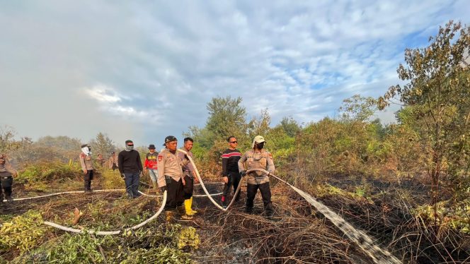 
 ? Kapolres Bengkalis AKBP Setyo Bimo Anggoro,S.H,S.I.K,M.H bersama personil saat memadamkan api di hutan Desa Kembung, Kecamatan Bantan.